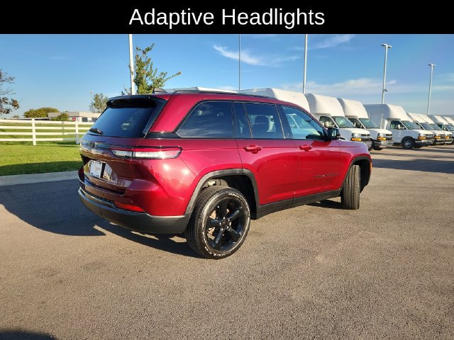 Used 2025 Jeep Grand Cherokee Altitude AWD/4WD image 9