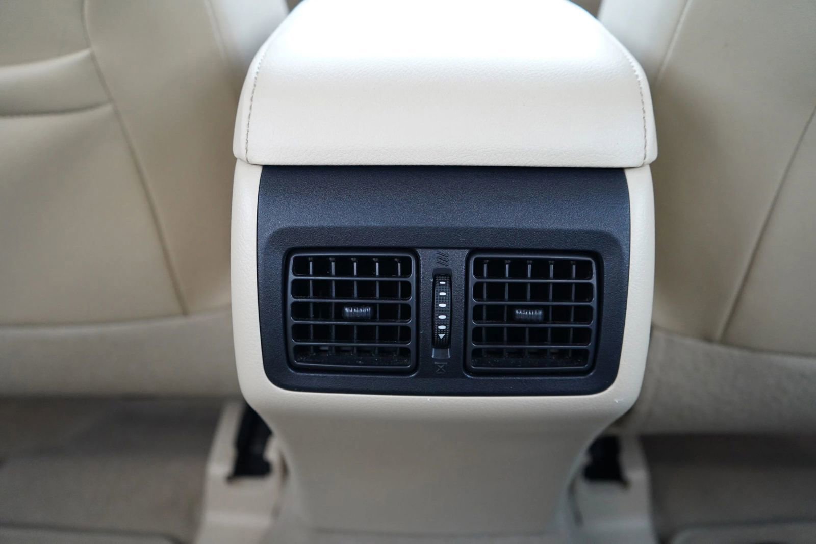 Used 2016 Toyota Camry XLE image 19