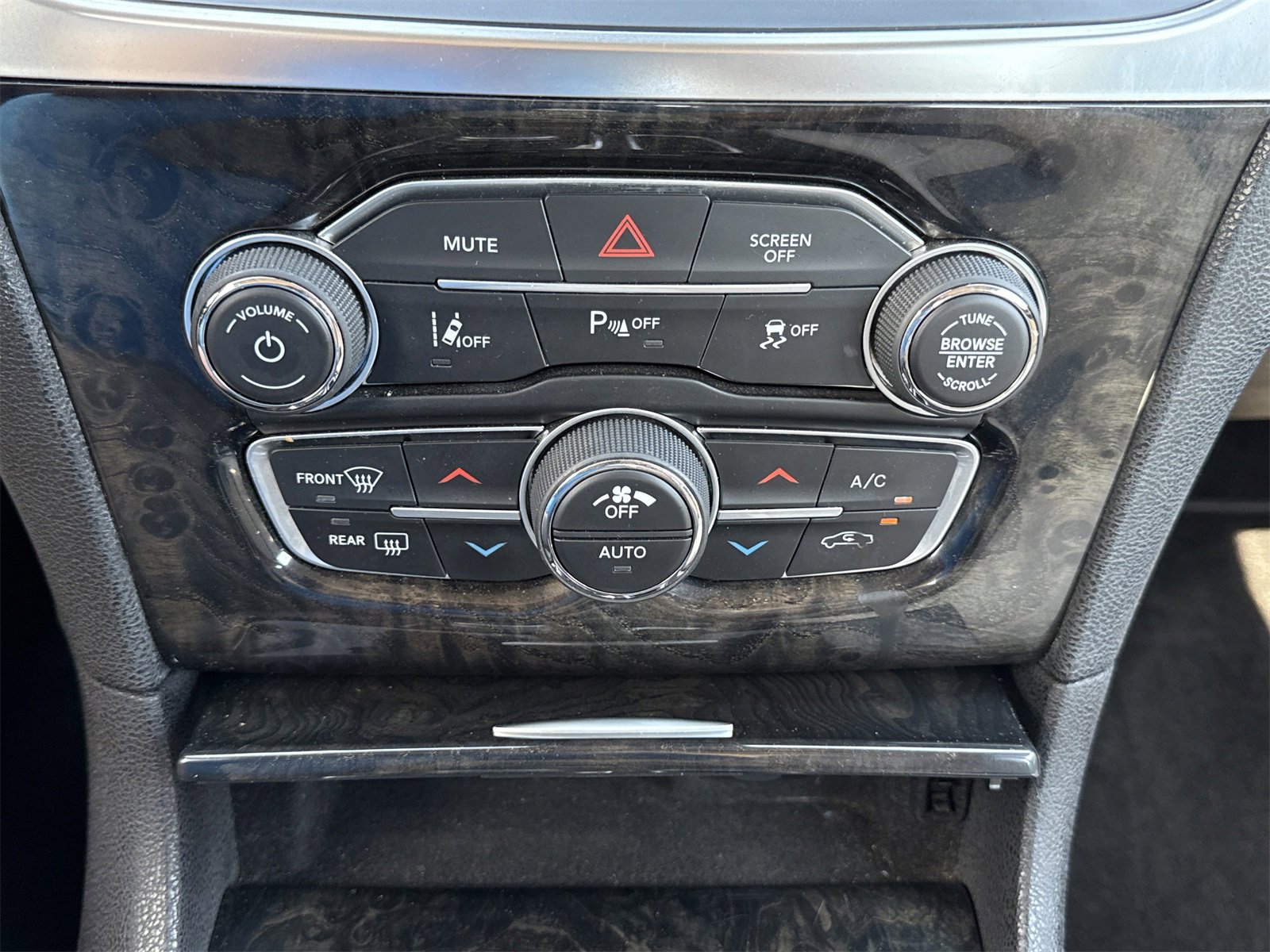 Used 2018 Chrysler 300 Limited w/ Safetytec Plus Group image 27