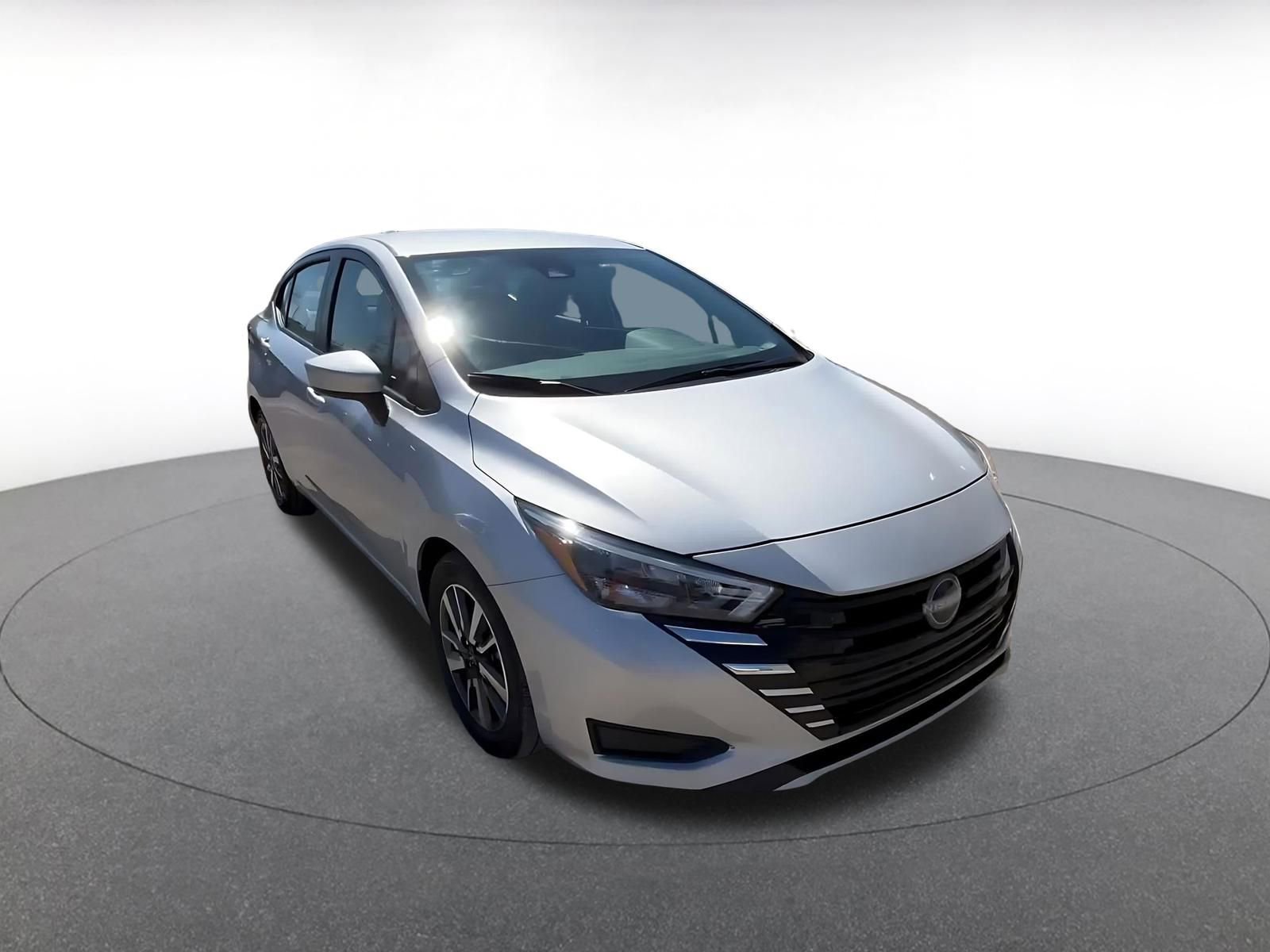 Used 2025 Nissan Versa SV image 3