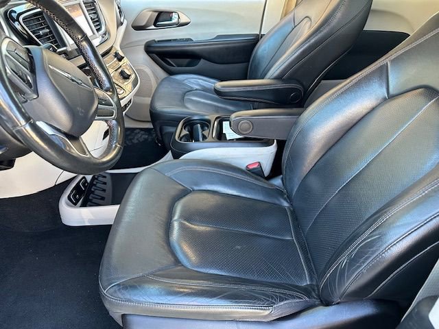 Used 2020 Chrysler Pacifica Touring-L w/ Tire & Wheel Group image 15