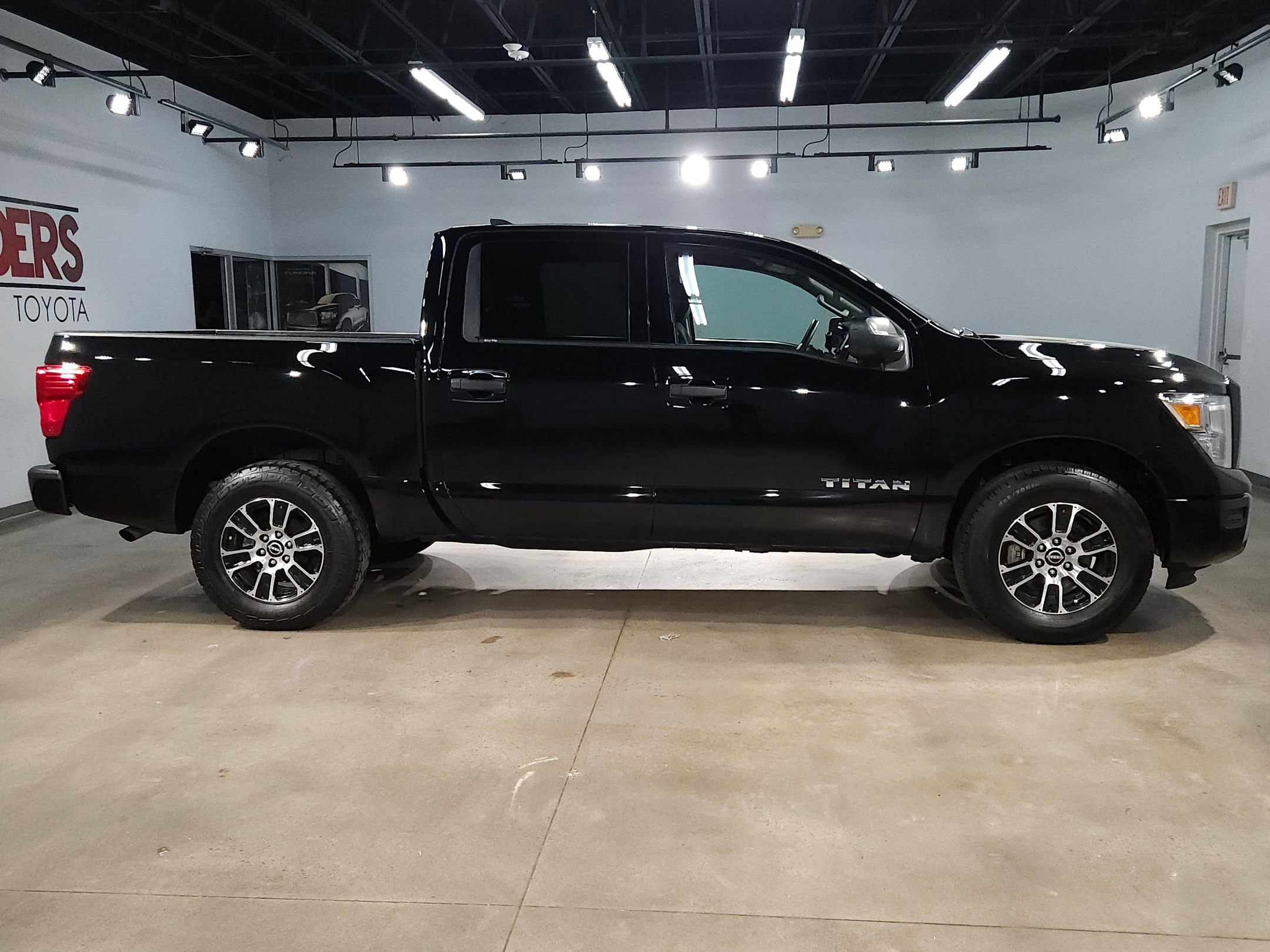 Used 2023 Nissan Titan SV image 8