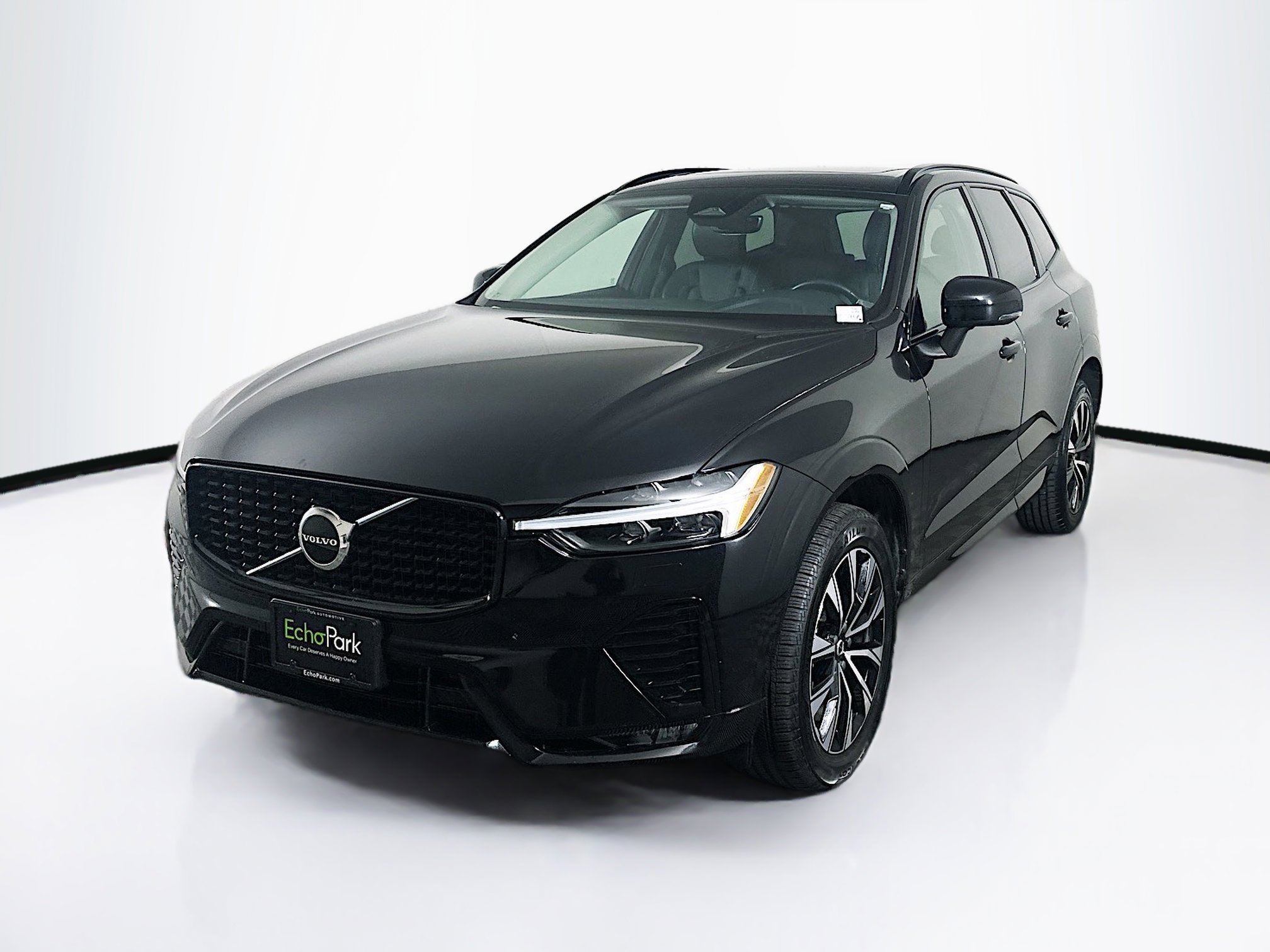 Used 2024 Volvo XC60 B5 Core w/ Climate Package image 3