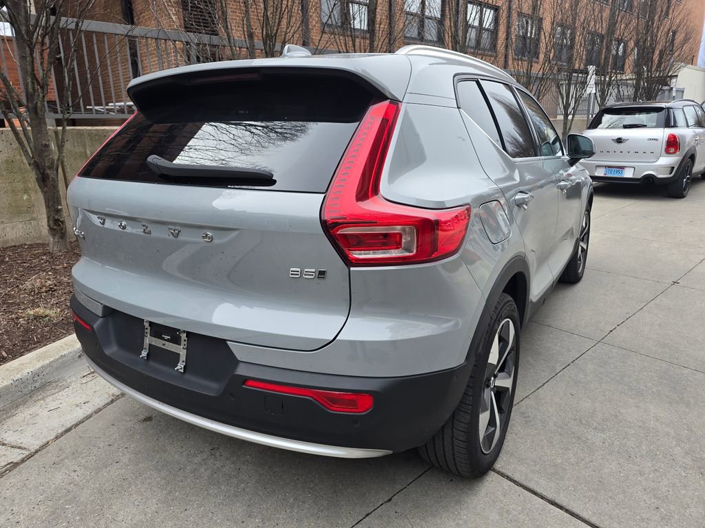 Used 2025 Volvo XC40 B5 Plus image 9