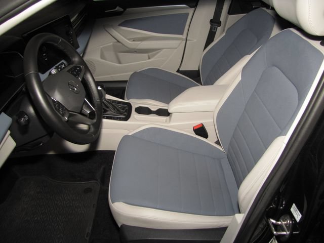 Used 2025 Volkswagen Jetta SE FWD image 9