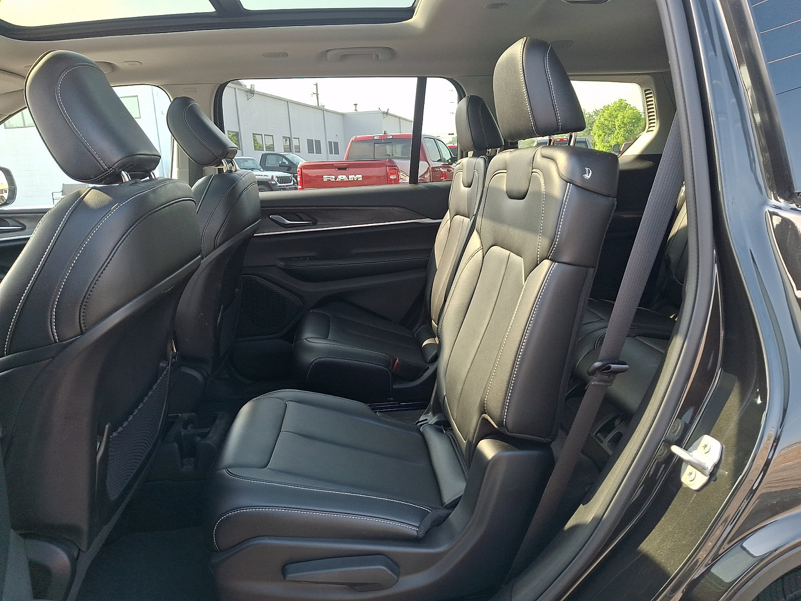 Used 2023 Jeep Grand Cherokee L Limited AWD/4WD image 10