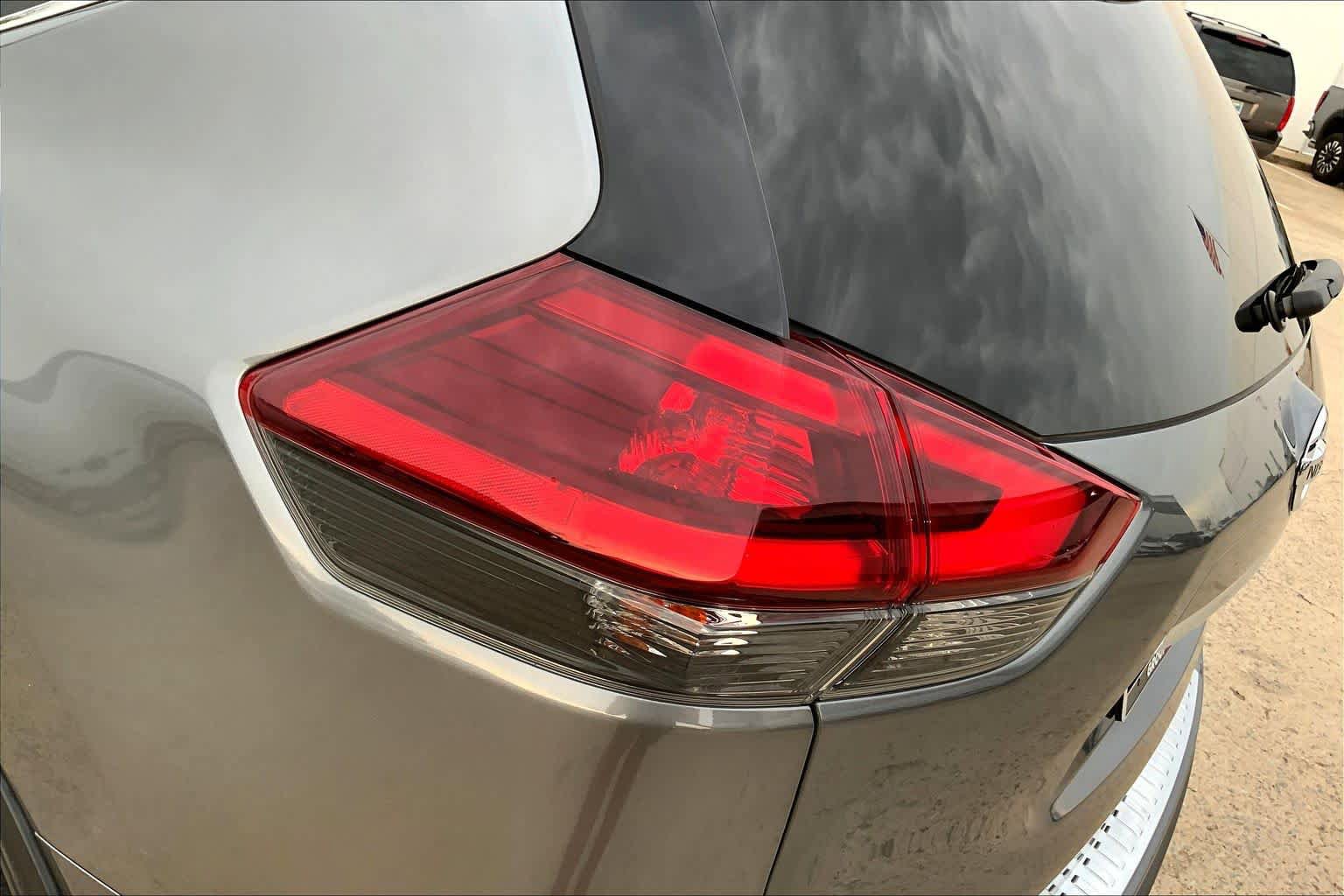 Used 2020 Nissan Rogue SV image 29