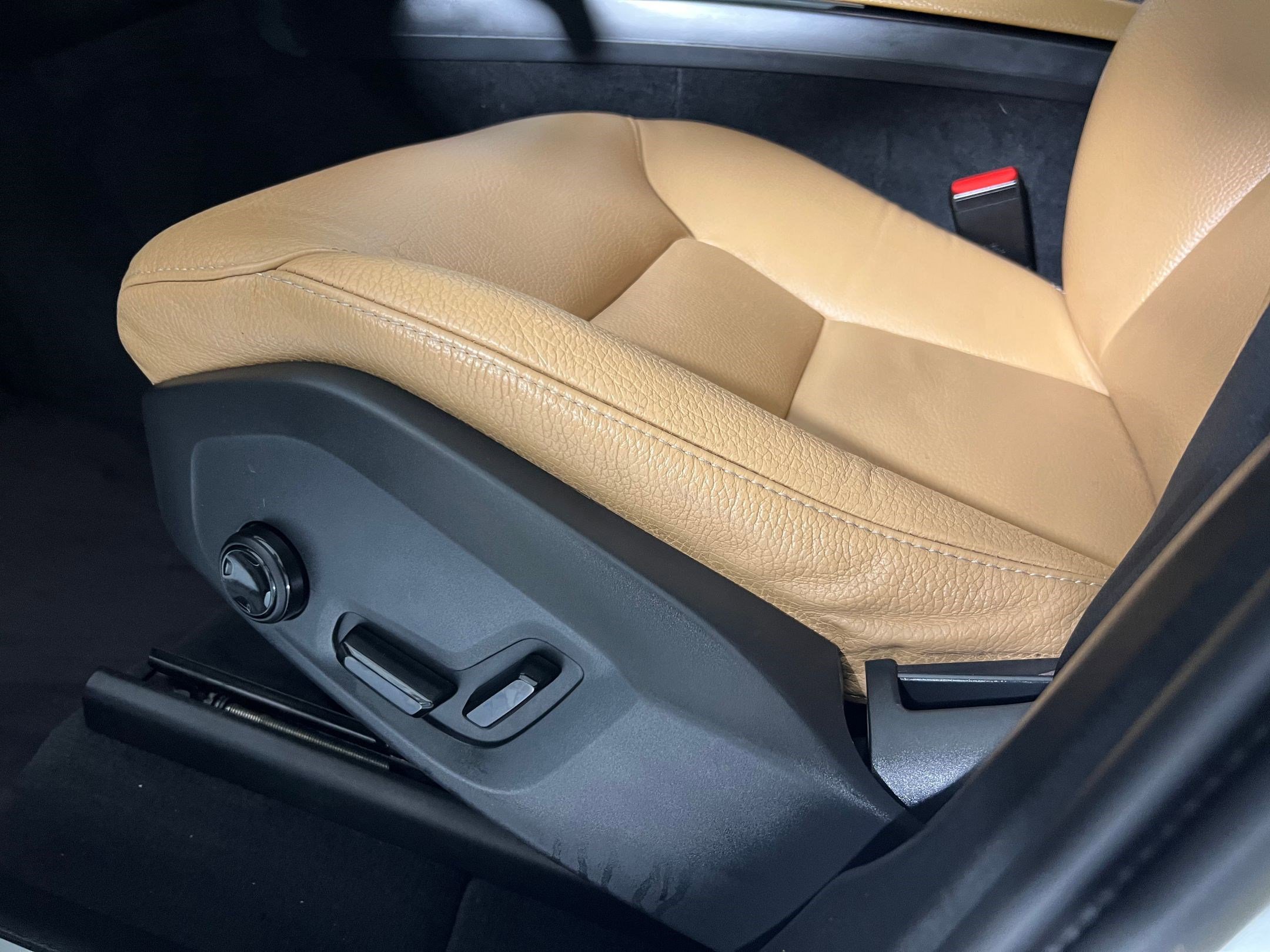 Used 2018 Volvo XC60 T5 Momentum w/ Vision Package image 12