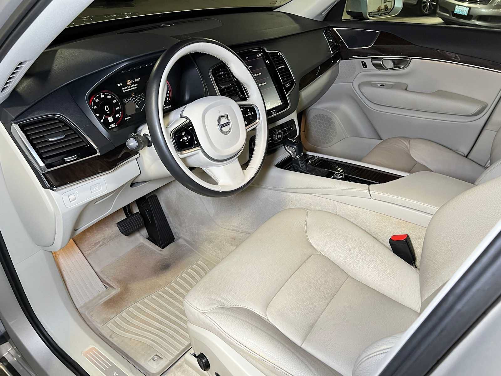 Used 2016 Volvo XC90 T6 Momentum w/ Momentum Plus Package AWD/4WD image 28
