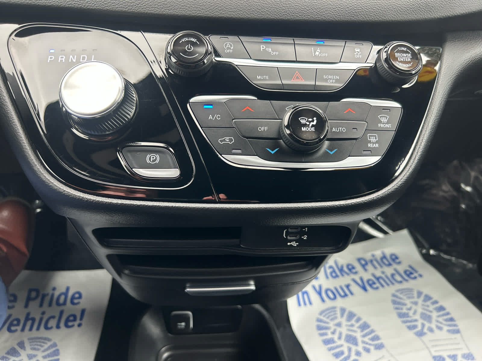 Used 2026 Chrysler Voyager LX FWD image 18