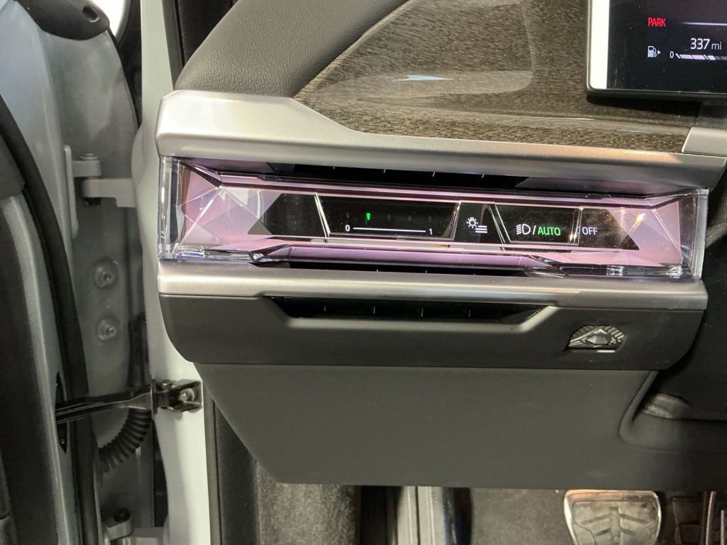 Certified 2025 BMW 740i w/ Premium Package image 18