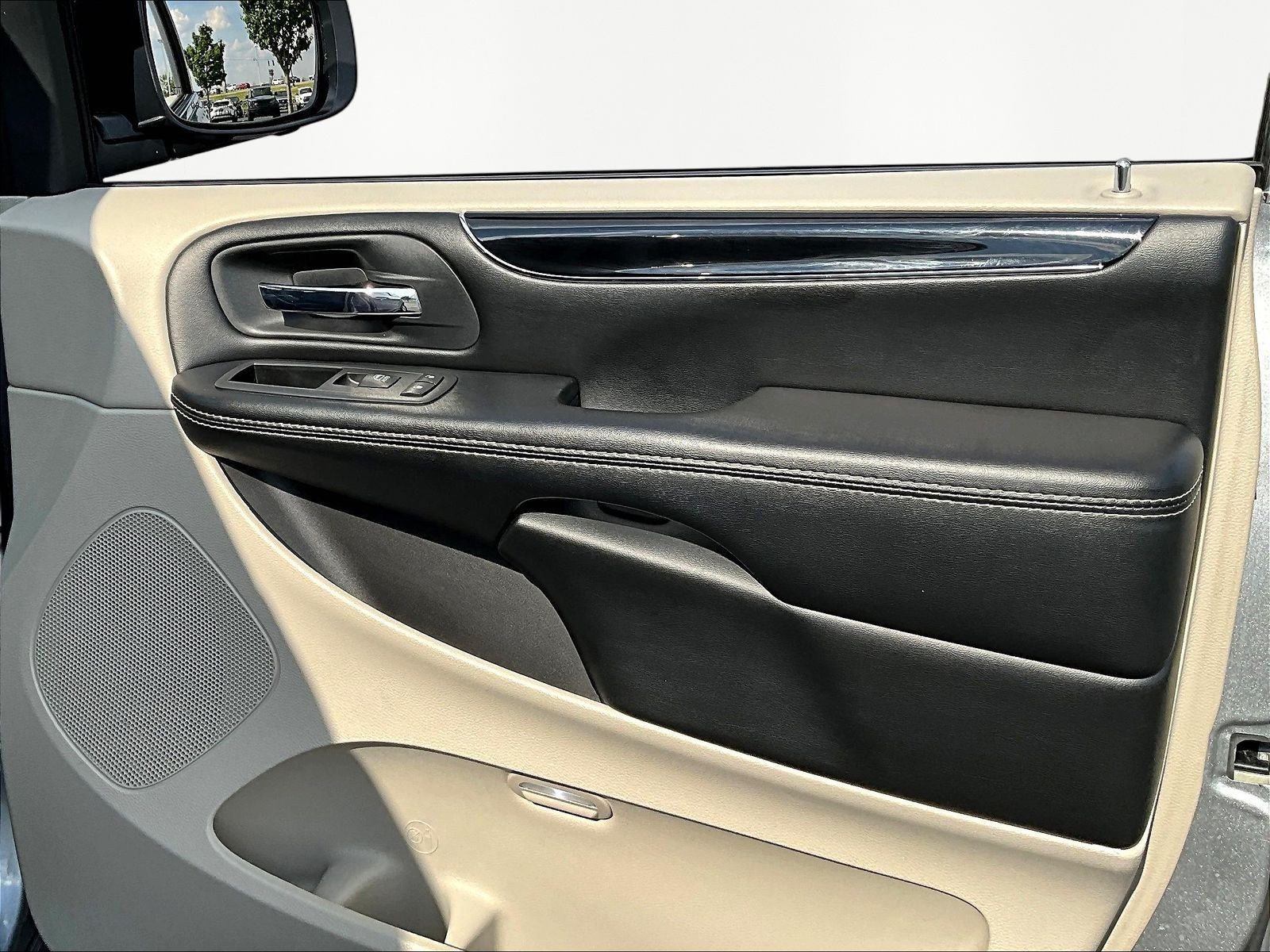 Used 2020 Dodge Grand Caravan SXT FWD image 28