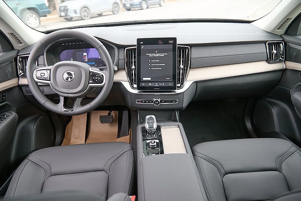 New 2026 Volvo XC90 B6 Plus w/ Protection Package image 25