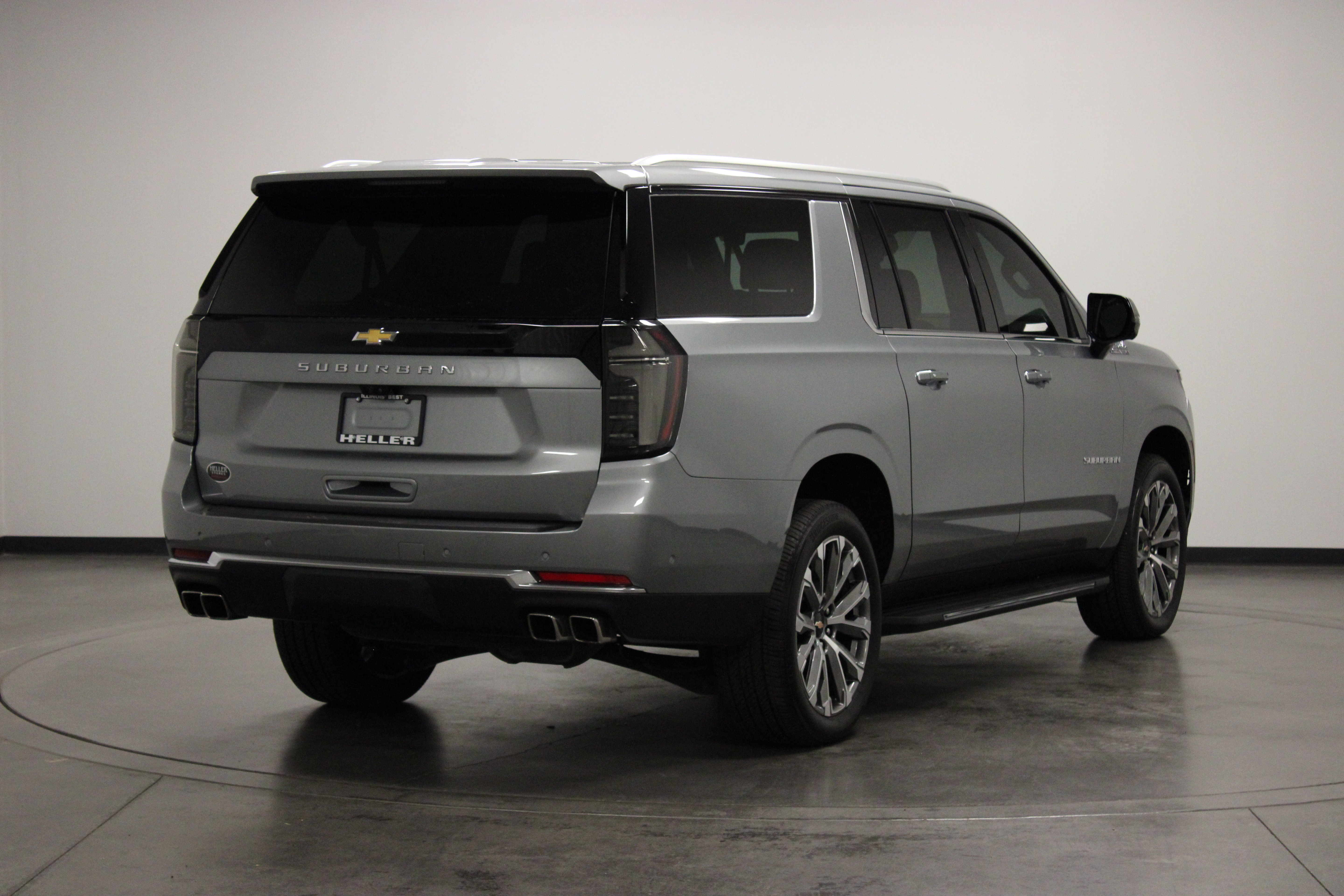 Used 2025 Chevrolet Suburban High Country AWD/4WD image 8