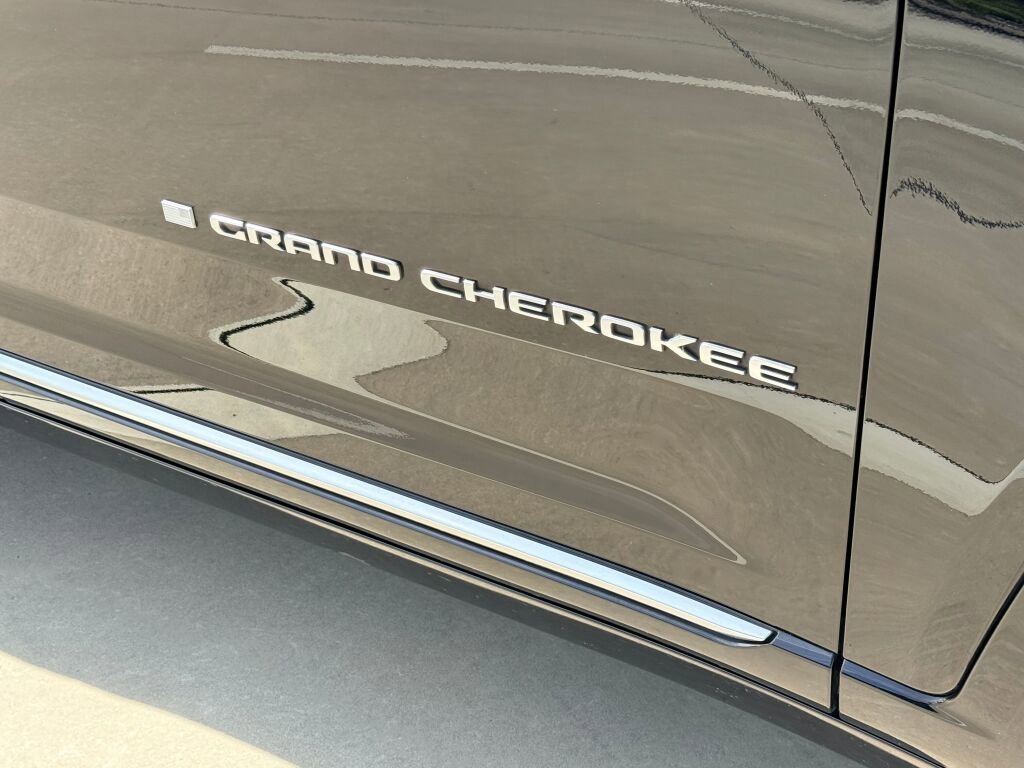 Used 2022 Jeep Grand Cherokee Summit w/ Adv Protech Group IV image 15