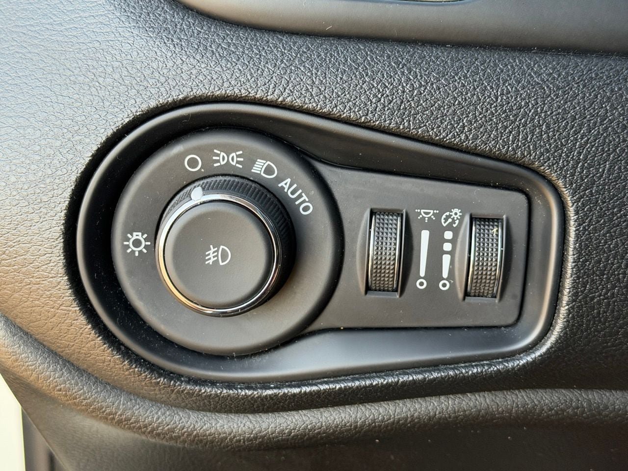 Used 2021 Jeep Renegade Latitude w/ Convenience Group FWD image 18