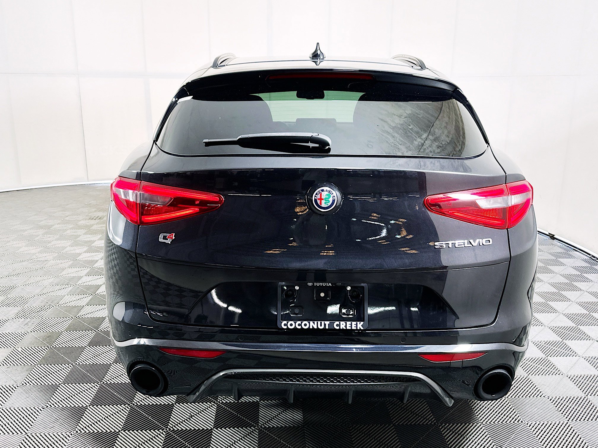 Used 2022 Alfa Romeo Stelvio Veloce AWD/4WD image 4