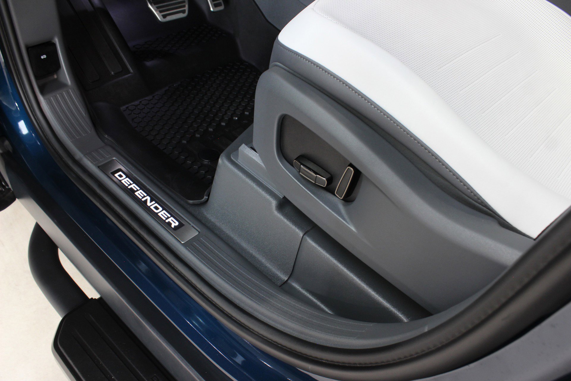 Used 2026 Land Rover Defender 110 OCTA image 39
