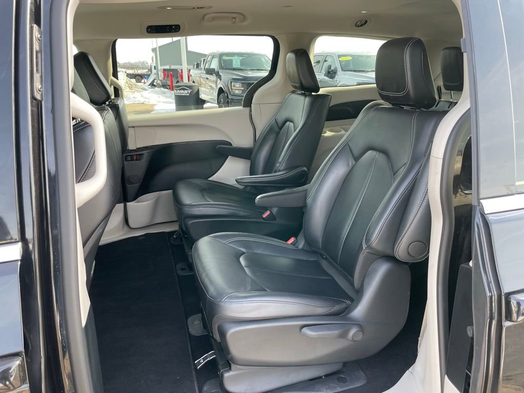 Used 2024 Chrysler Pacifica Select image 8