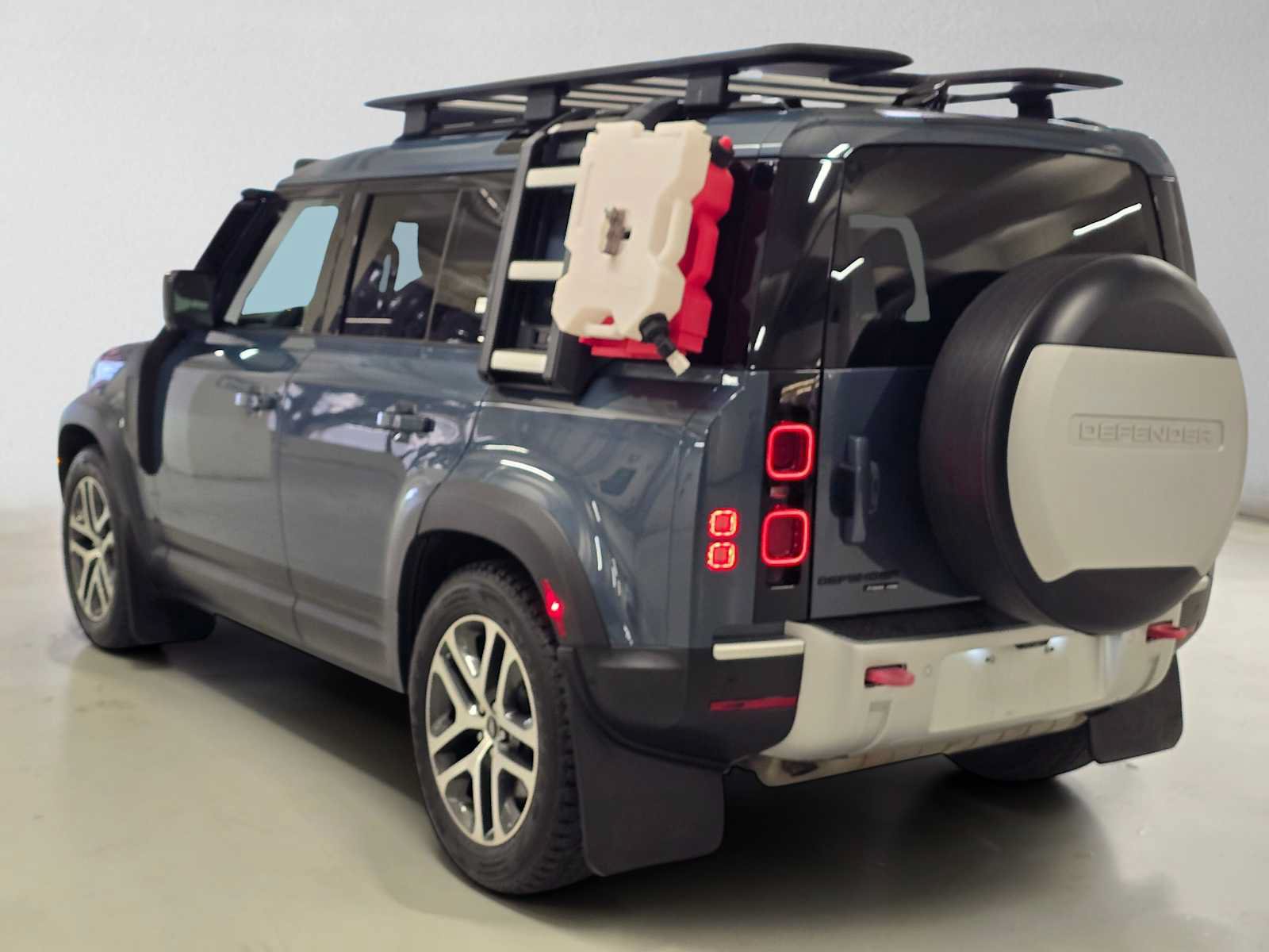 Used 2020 Land Rover Defender 110 HSE AWD/4WD image 3
