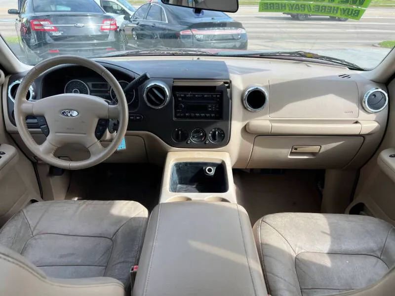 Used 2005 Ford Expedition XLT image 17