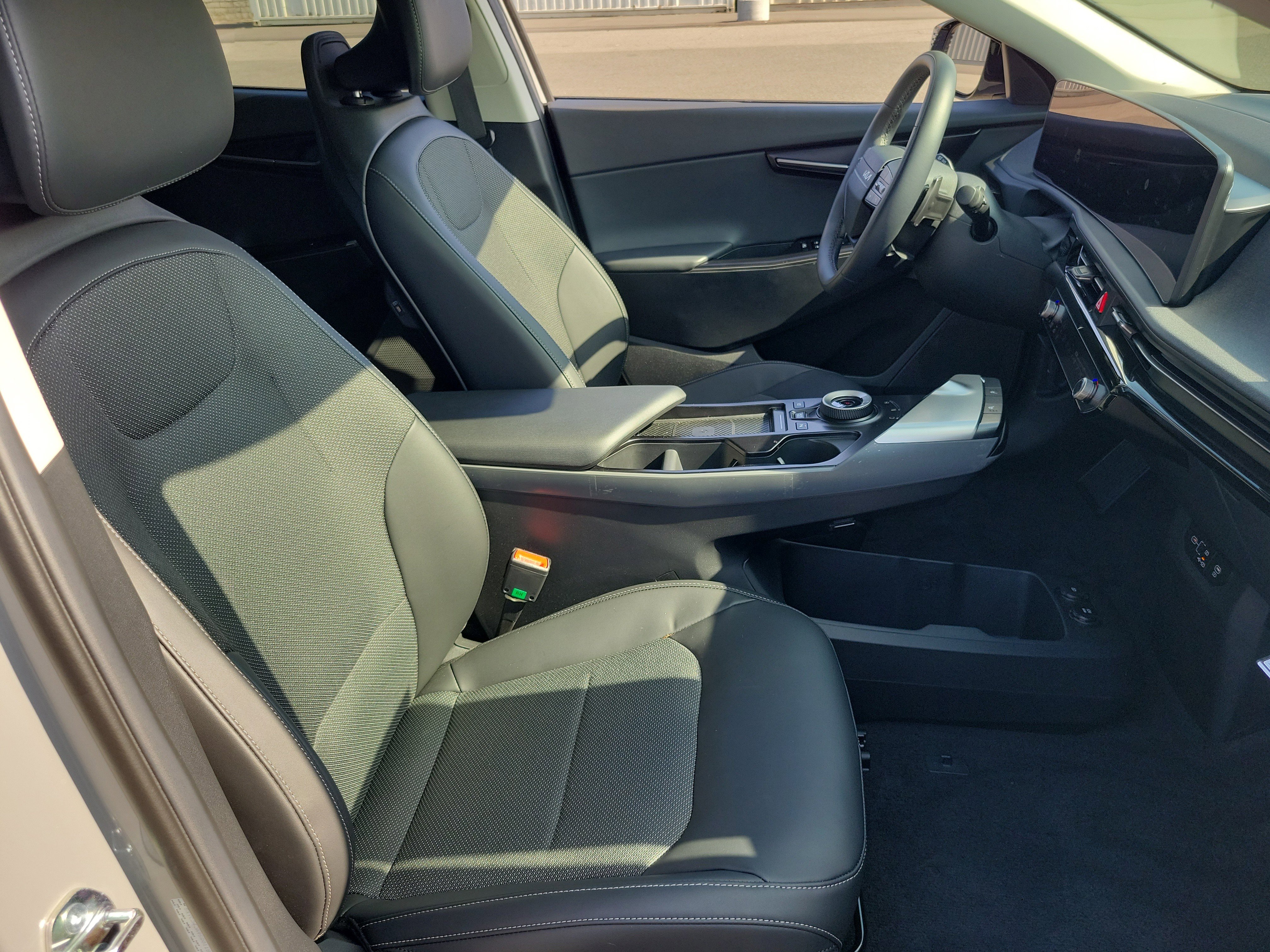 Used 2025 Kia EV6 Light w/ Light LR Technology Package RWD image 23