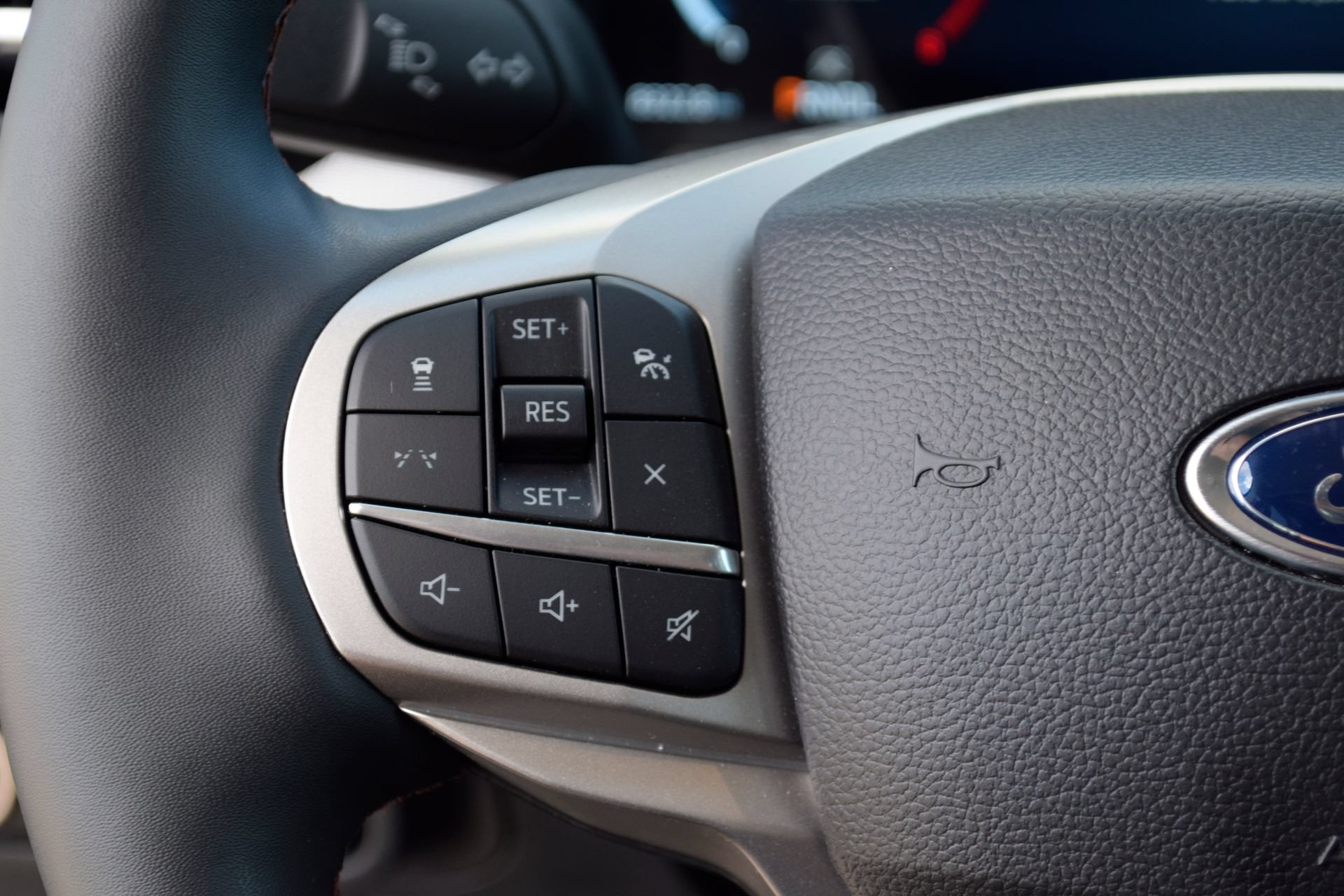 Used 2025 Ford Explorer Active w/ Active Comfort Package AWD/4WD image 8