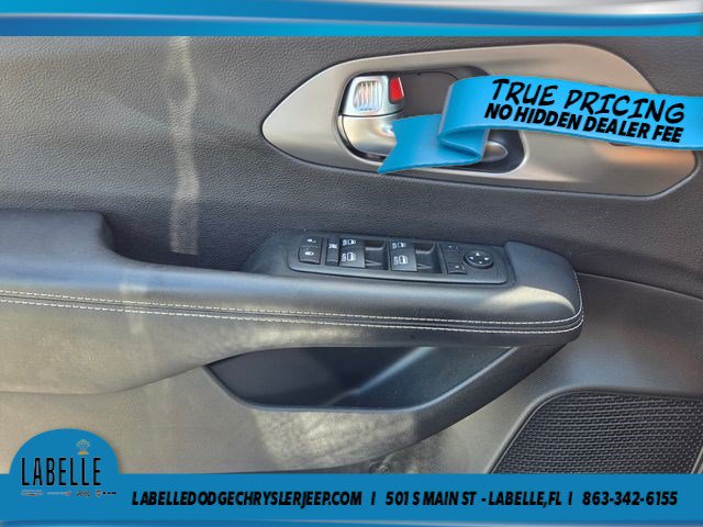Used 2025 Chrysler Pacifica Select AWD/4WD image 30