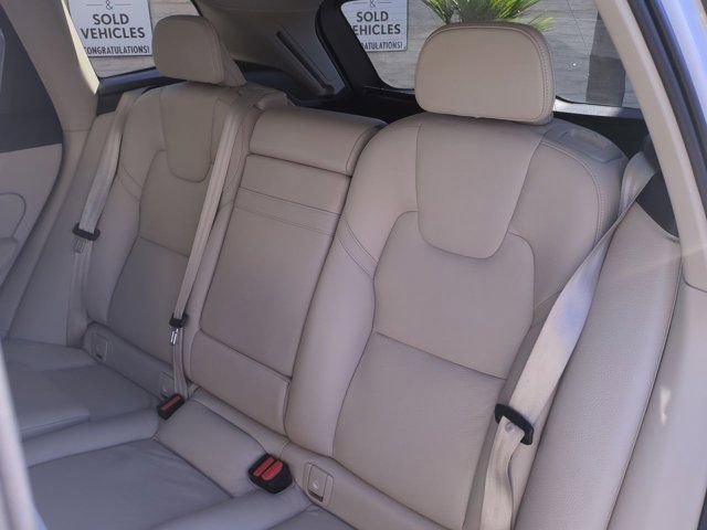 Used 2020 Volvo XC60 T8 Momentum image 30