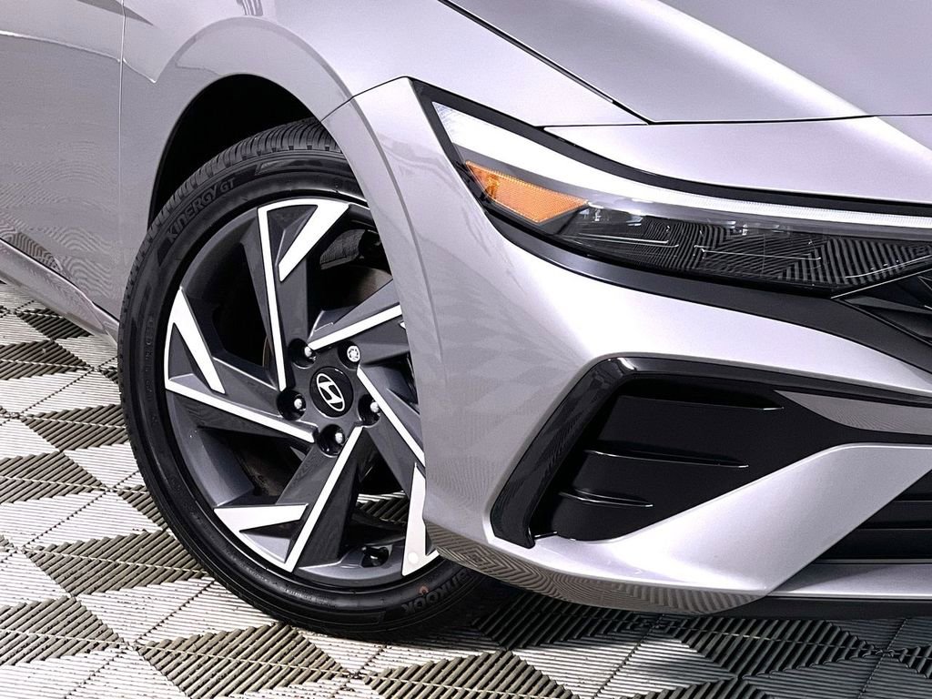 Used 2025 Hyundai Elantra Limited image 10