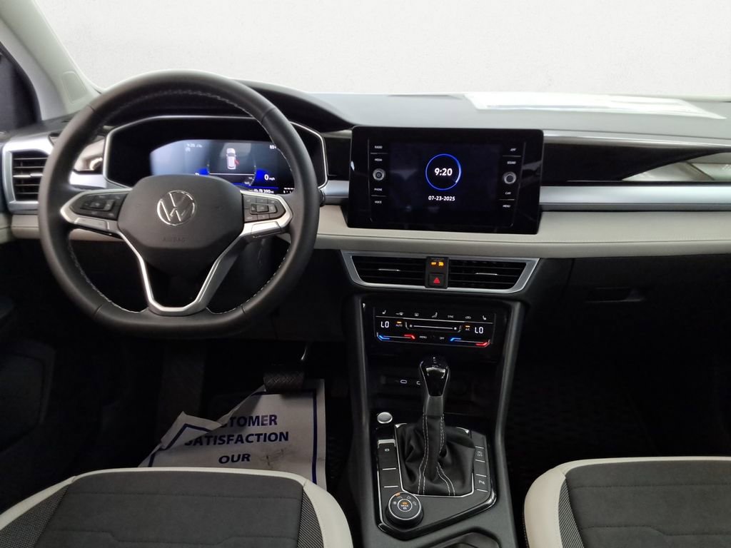 Certified 2025 Volkswagen Taos SE image 9