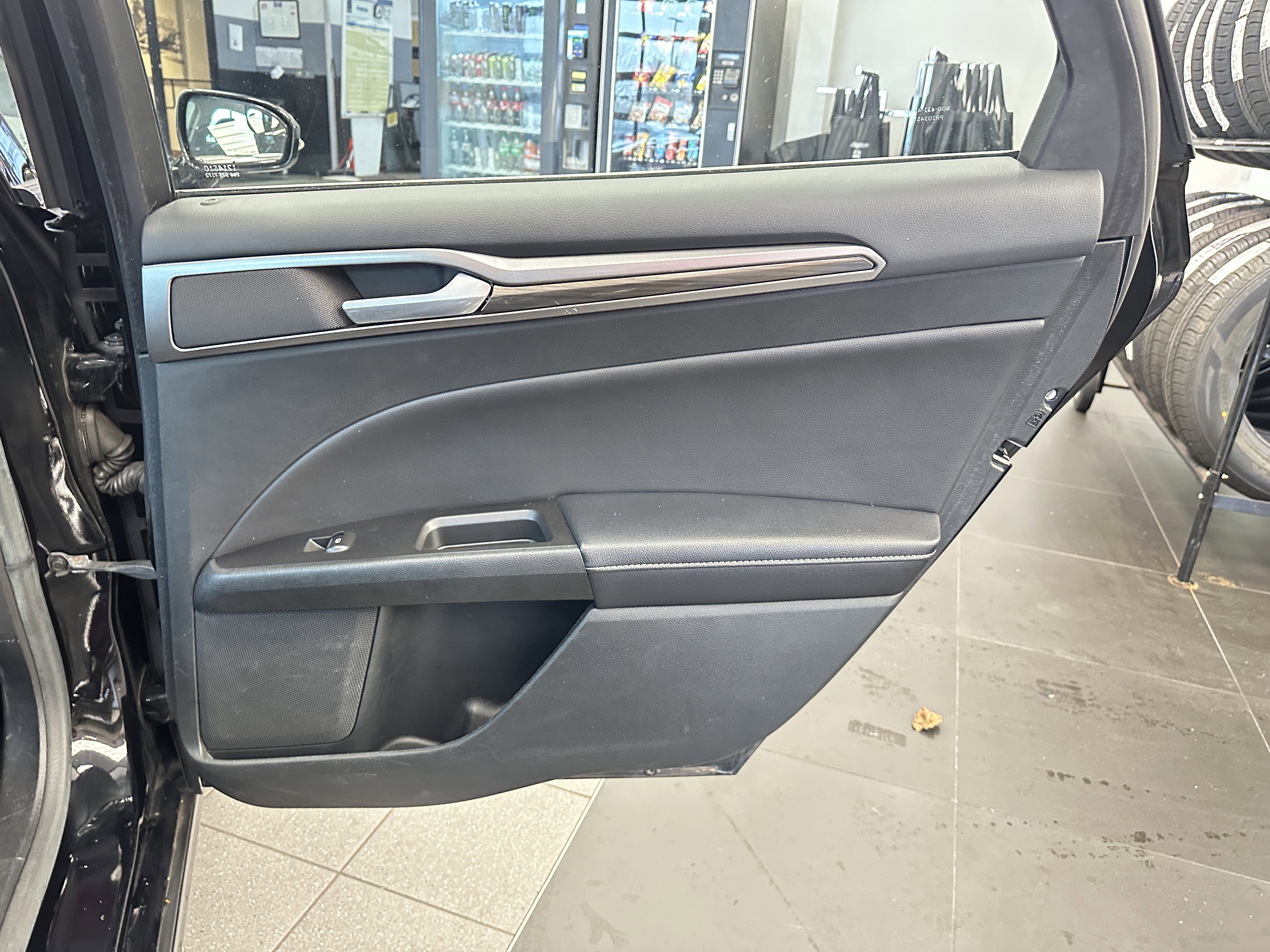 Used 2017 Ford Fusion SE w/ Fusion SE Technology Package image 28