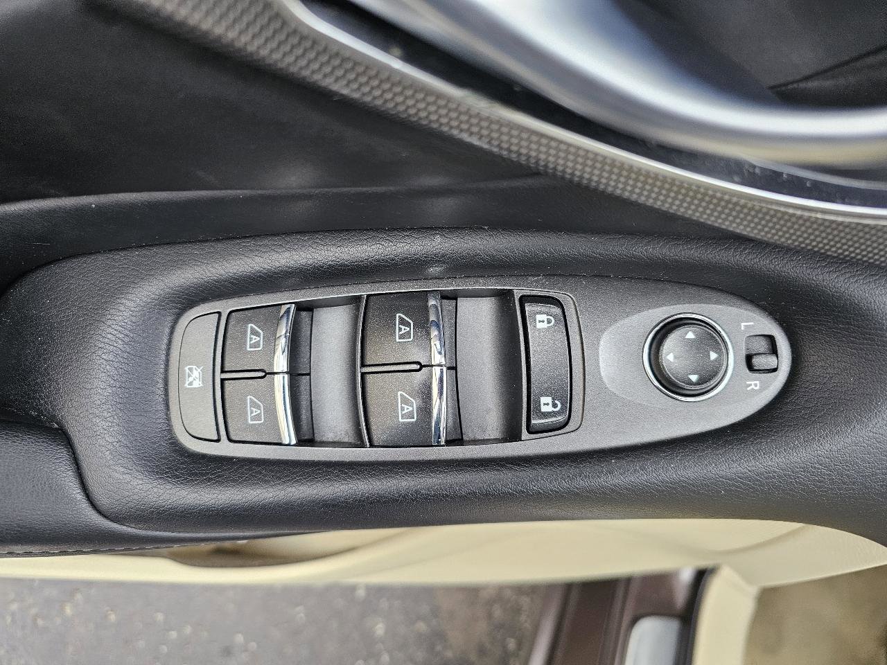 Used 2015 INFINITI Q50 Premium w/ Navigation Package image 5