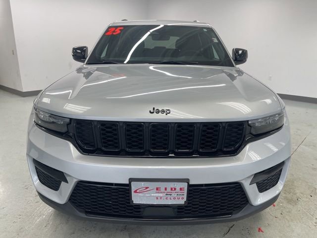 Used 2025 Jeep Grand Cherokee Altitude AWD/4WD image 3