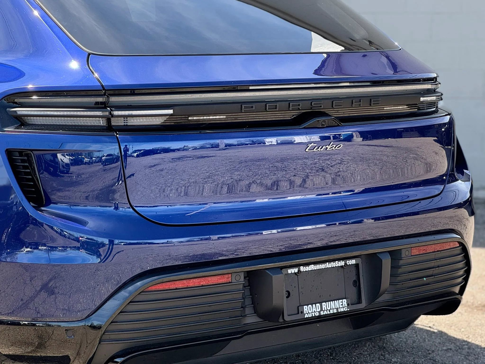 Used 2024 Porsche Macan Turbo Electric AWD/4WD image 7