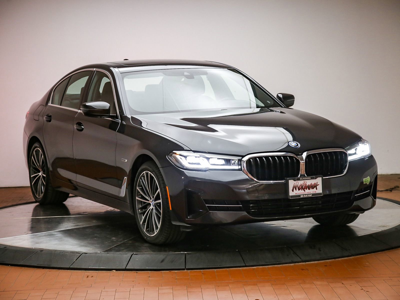 Certified 2023 BMW 530e w/ Premium Package RWD image 6