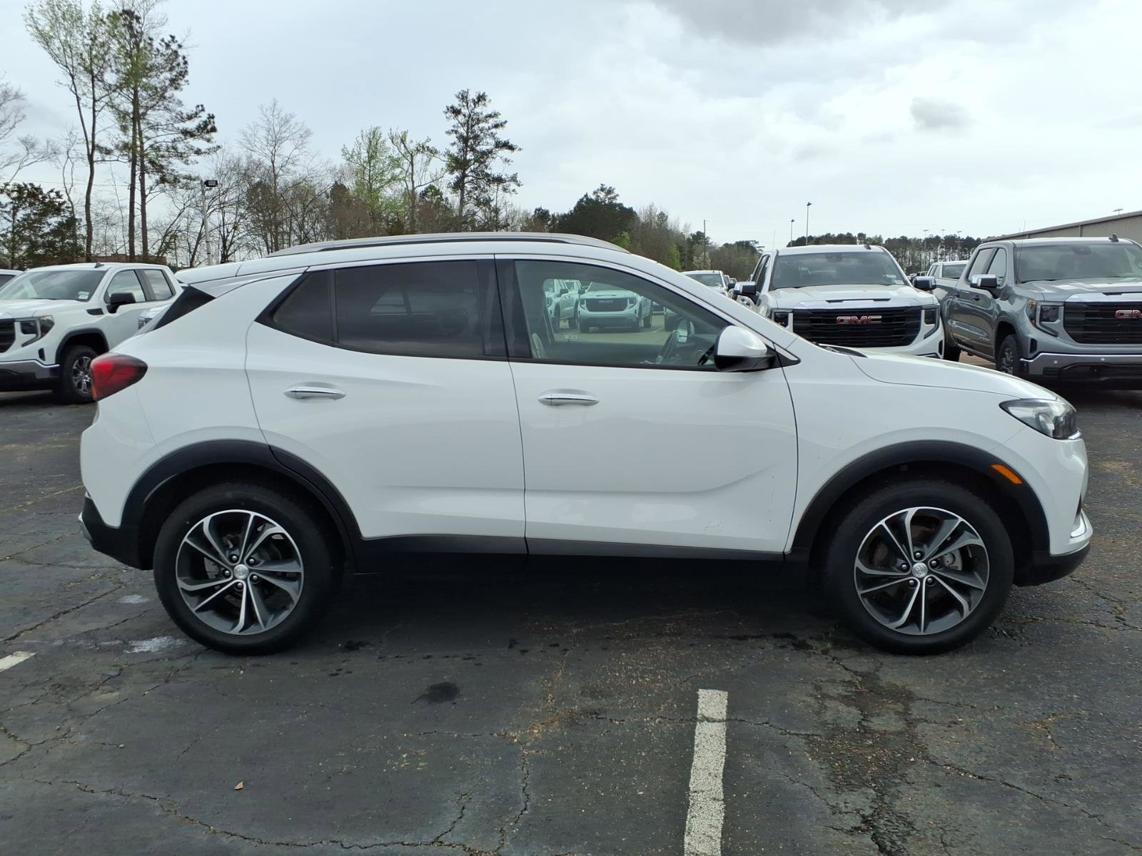 Used 2020 Buick Encore GX Essence image 3