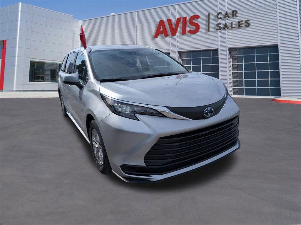 Used 2025 Toyota Sienna LE image 3