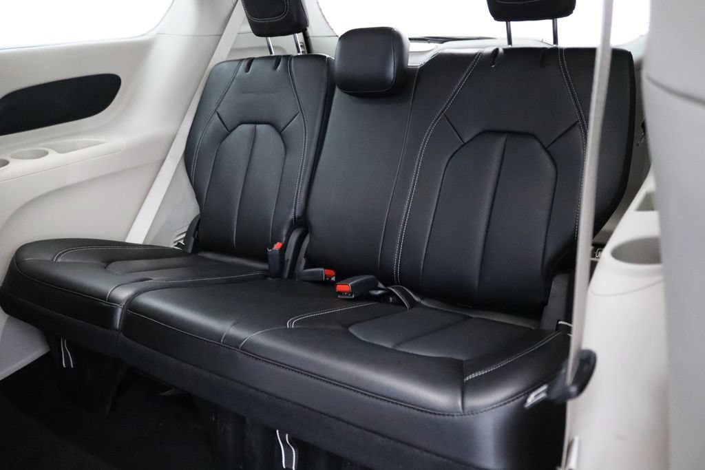 Used 2024 Chrysler Pacifica Limited FWD image 9