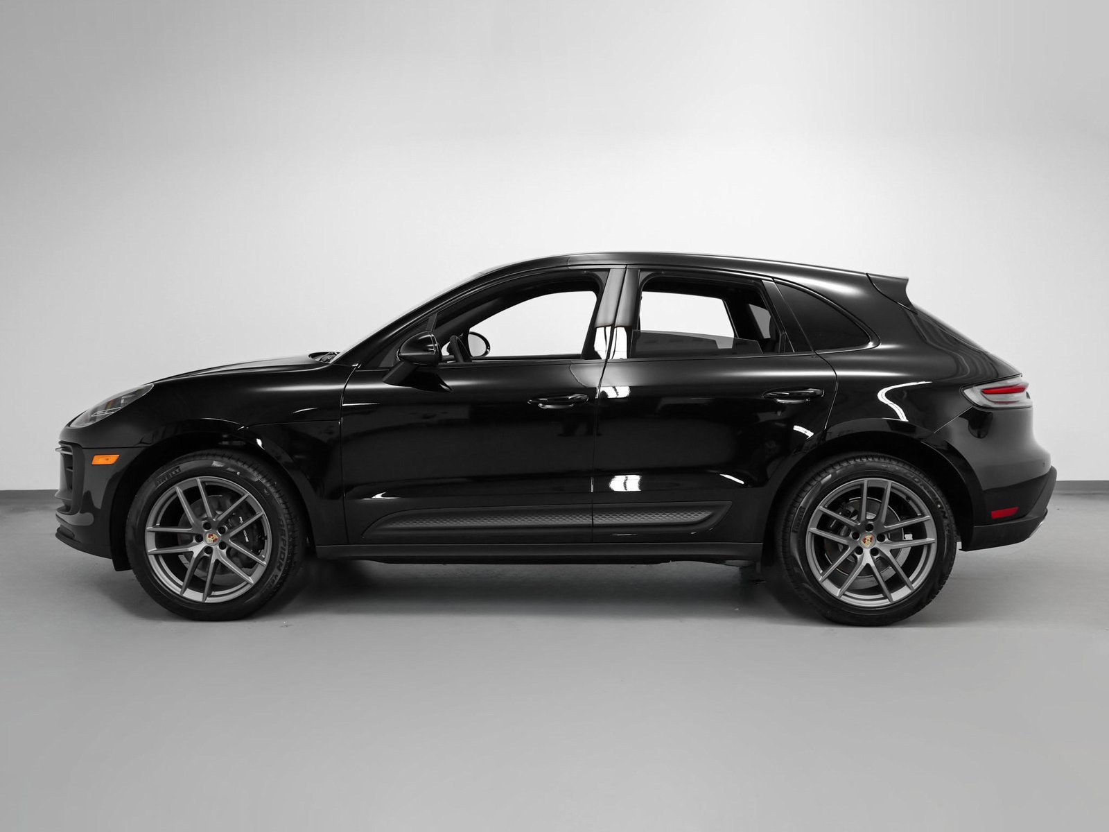 Used 2025 Porsche Macan image 2