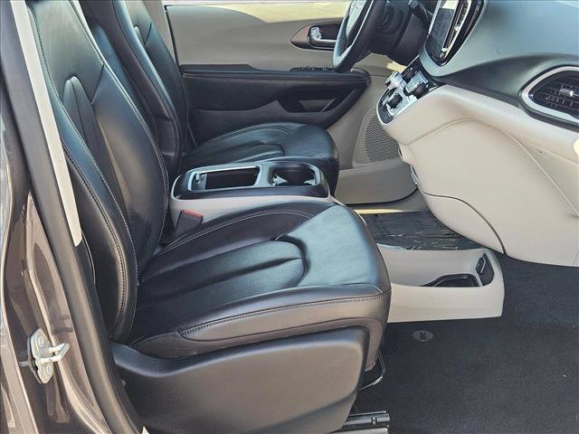 Used 2023 Chrysler Pacifica Touring-L FWD image 20