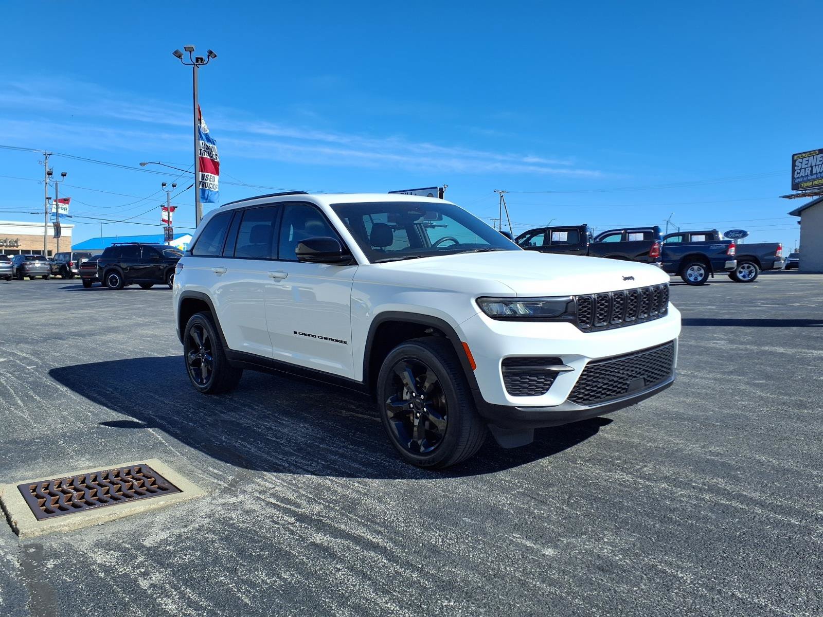 Used 2024 Jeep Grand Cherokee Altitude AWD/4WD image 3