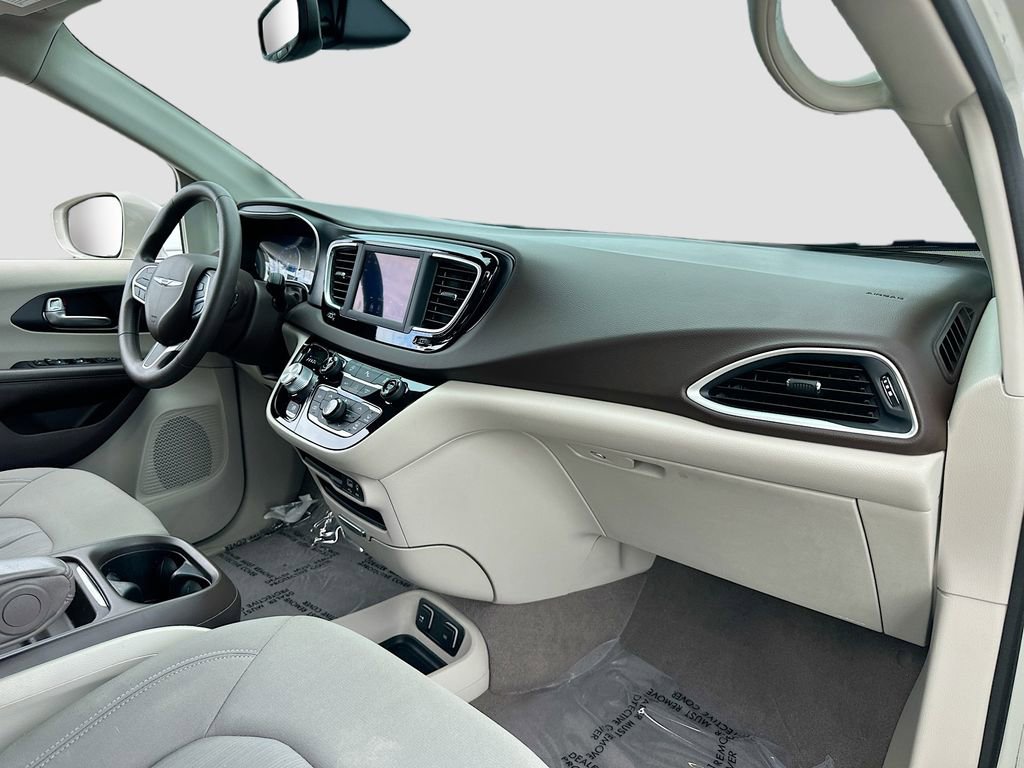 Used 2020 Chrysler Pacifica Touring image 28