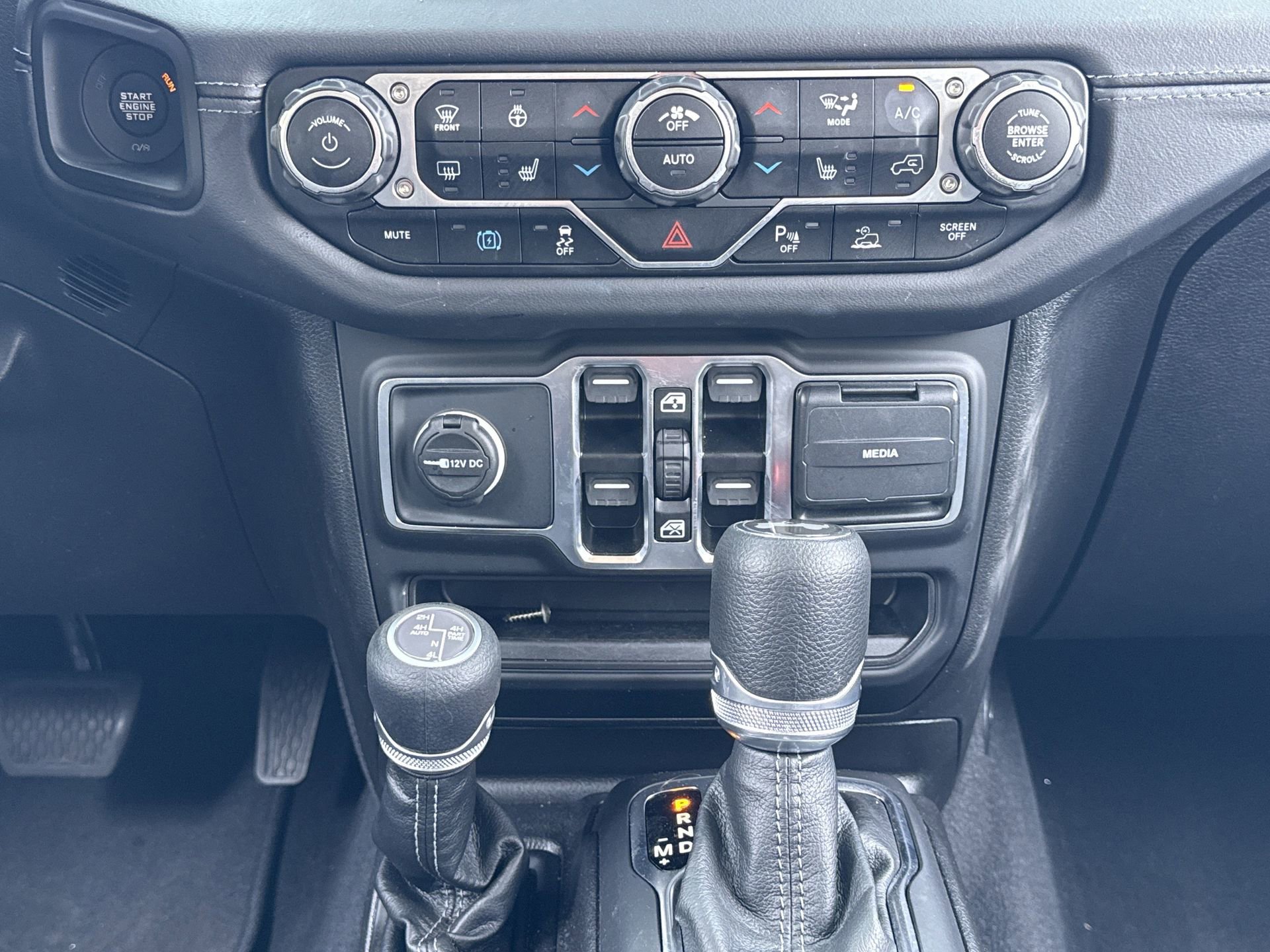 Used 2025 Jeep Wrangler Unlimited Sahara w/ Safety Group AWD/4WD image 5