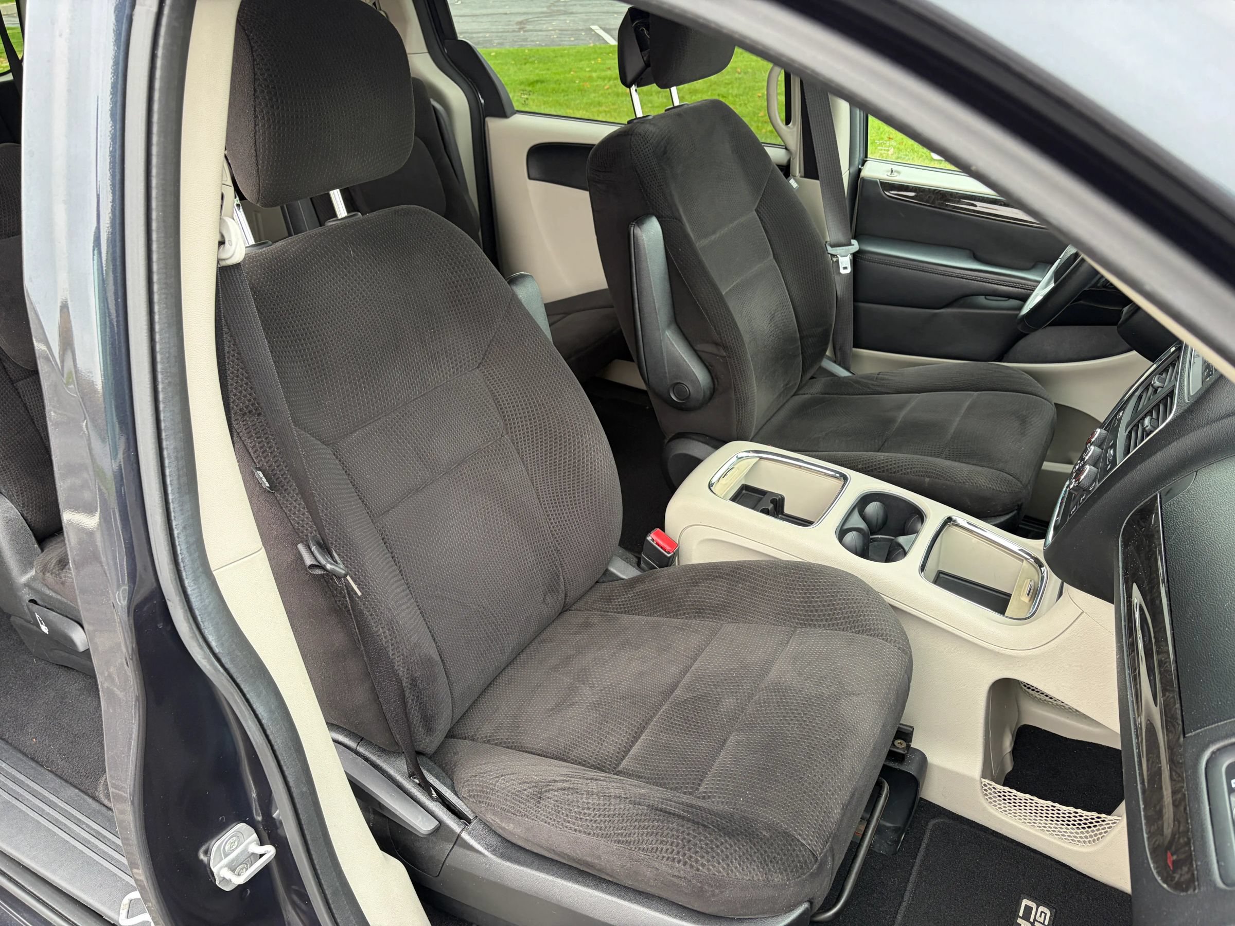 Used 2013 Dodge Grand Caravan SXT w/ Rear Park Assist Pkg FWD image 23