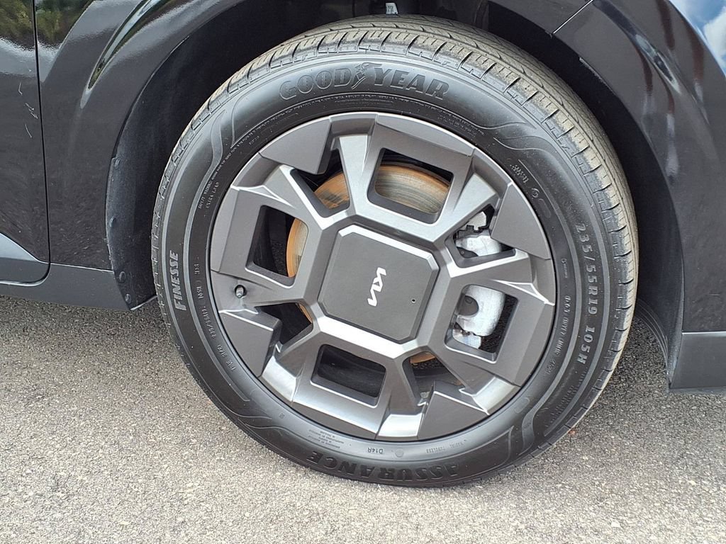 Used 2025 Kia Carnival EX FWD image 11