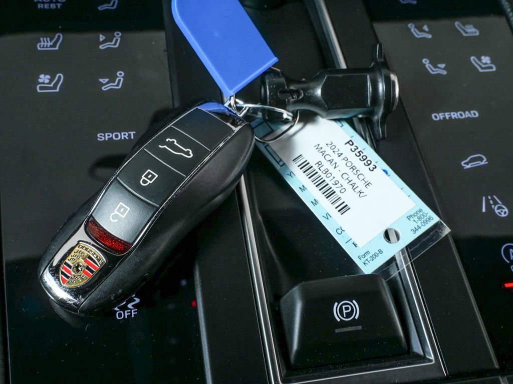 Certified 2024 Porsche Macan image 36