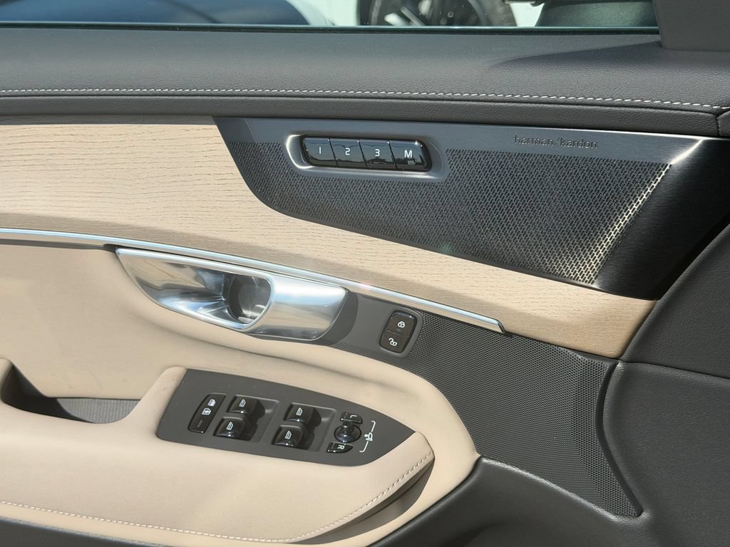 New 2027 Volvo XC90 B6 Plus AWD/4WD image 32