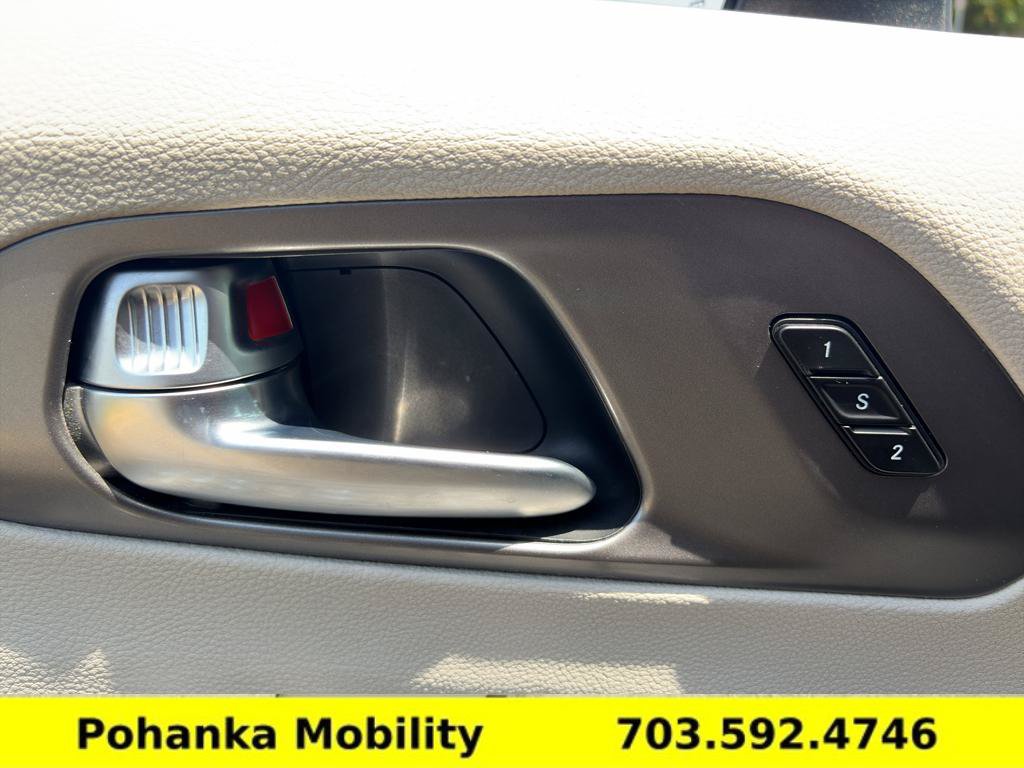 Used 2023 Chrysler Pacifica Touring-L FWD image 22