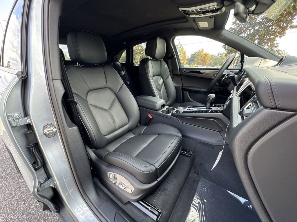 Certified 2026 Porsche Macan image 29